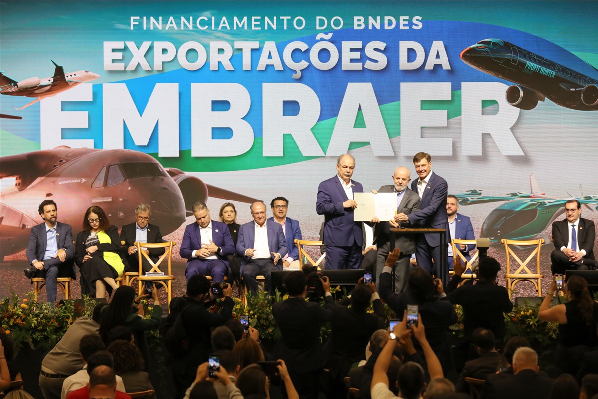 BNDES finances export of 32 Embraer E175 jets to America