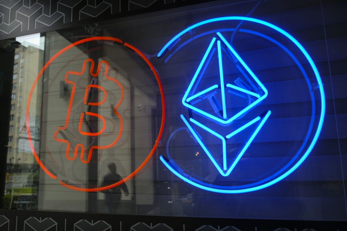 Bitcoin (BTC) and Ether (ETH) fall as risk aversion spreads across the cryptocurrency market