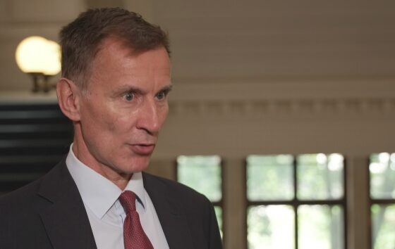 Jeremy Hunt hits back at Rachel Reeves amid UK financial row