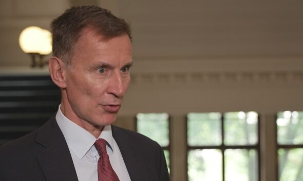 Jeremy Hunt hits back at Rachel Reeves amid UK financial row